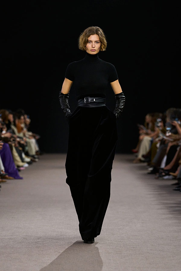 Max Mara Fall/Winter 2025 Fashion Show - Black Look with Turtleneck, Long Nappa Leather Gloves and Sateen Velvet Trousers.